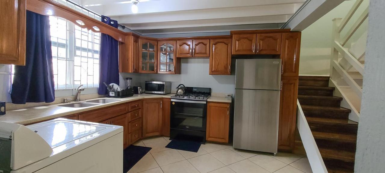 Cheerful 2 - Bedroom Townhouse With Free Parking In New Кінгстон Екстер'єр фото
